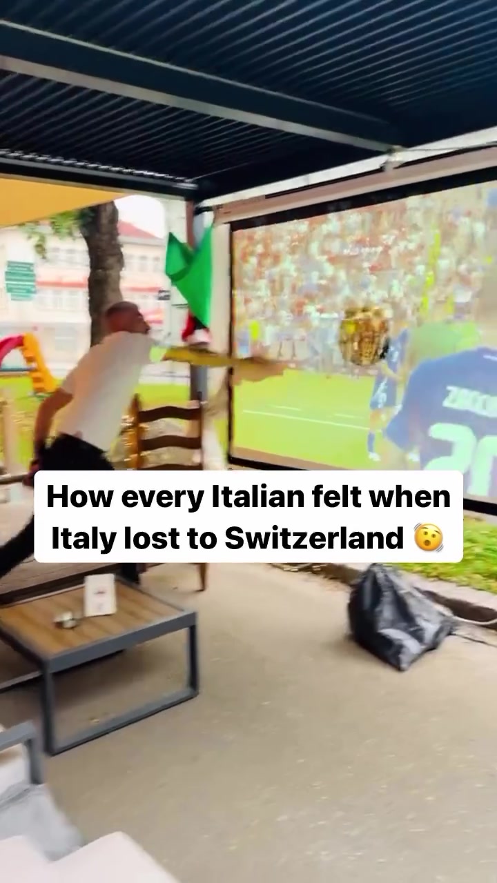 愤怒的意大利球迷砸披萨发泄心中的不满